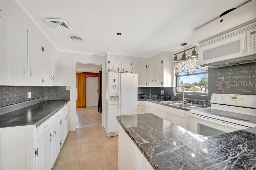 Active With Contract: $399,900 (3 beds, 2 baths, 1468 Square Feet)