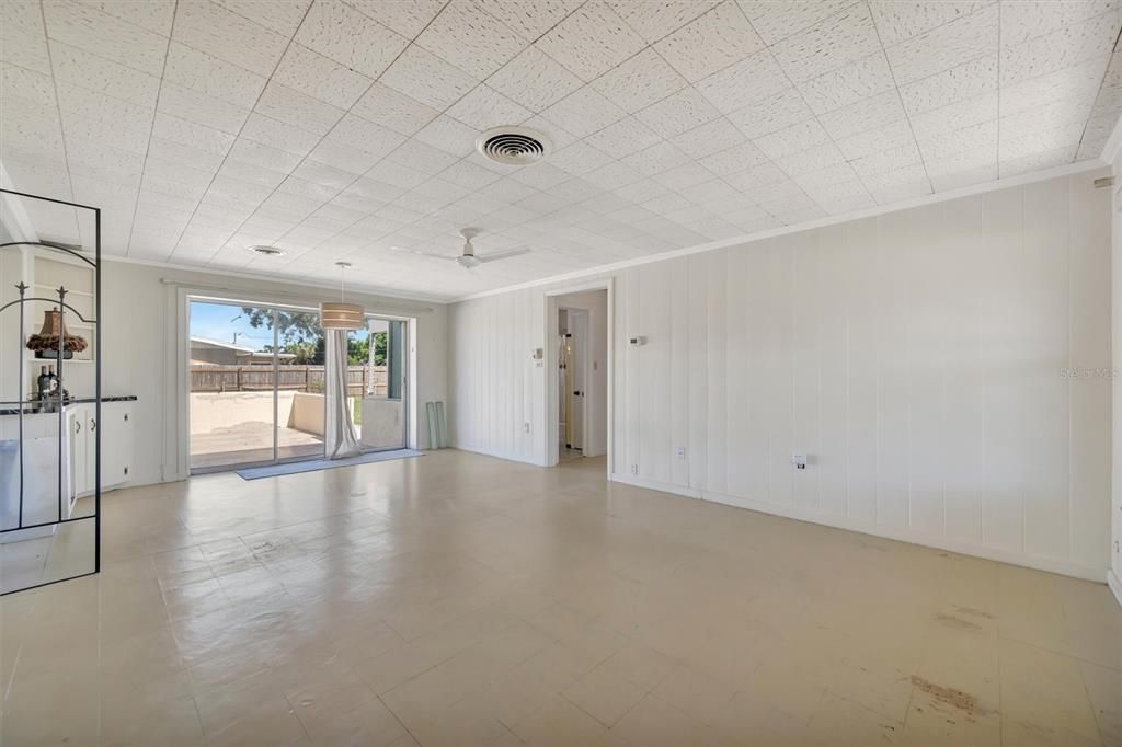 Active With Contract: $399,900 (3 beds, 2 baths, 1468 Square Feet)