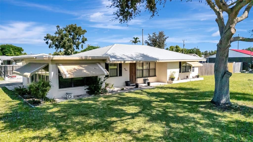 Active With Contract: $399,900 (3 beds, 2 baths, 1468 Square Feet)