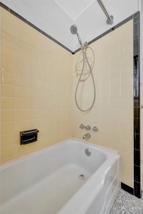 Active With Contract: $399,900 (3 beds, 2 baths, 1468 Square Feet)