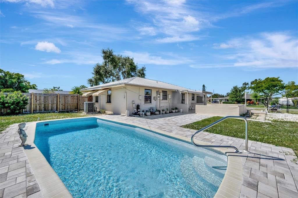 Active With Contract: $399,900 (3 beds, 2 baths, 1468 Square Feet)