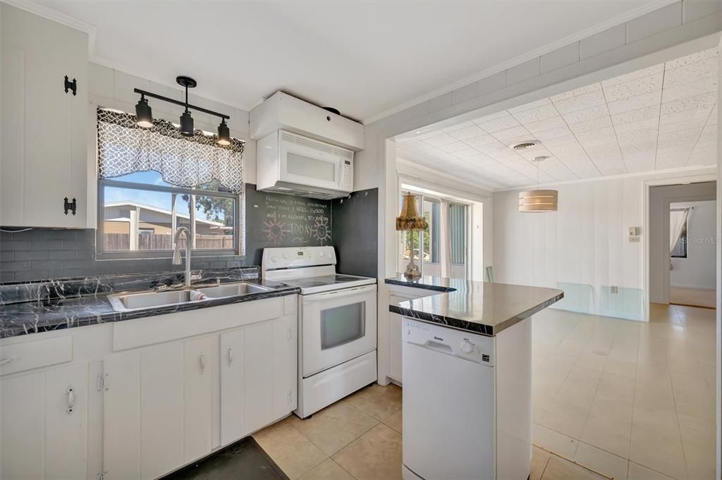 Active With Contract: $399,900 (3 beds, 2 baths, 1468 Square Feet)