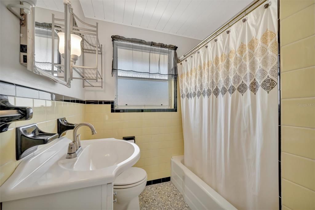 Active With Contract: $399,900 (3 beds, 2 baths, 1468 Square Feet)