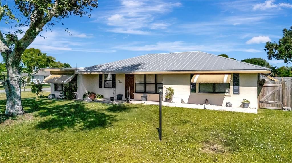 Active With Contract: $399,900 (3 beds, 2 baths, 1468 Square Feet)