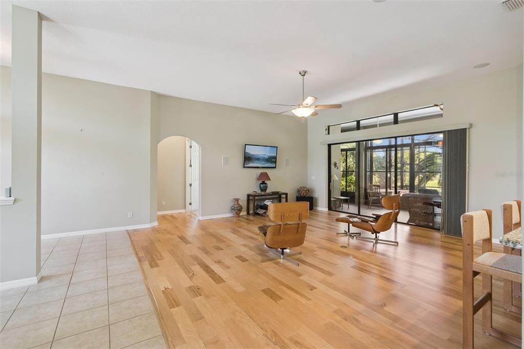 待售: $440,000 (4 贝兹, 2 浴室, 2585 平方英尺)