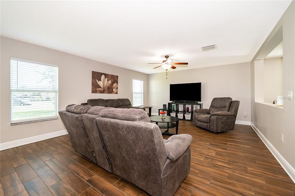 For Sale: $420,000 (3 beds, 2 baths, 1899 Square Feet)