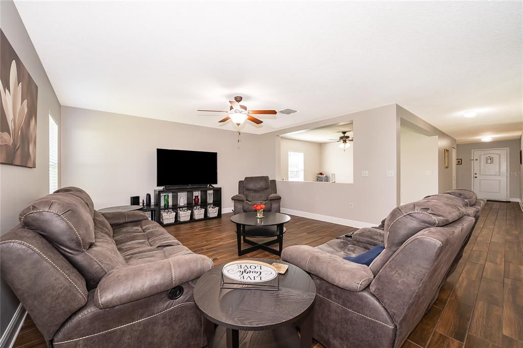 For Sale: $420,000 (3 beds, 2 baths, 1899 Square Feet)