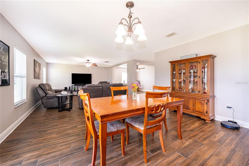 For Sale: $420,000 (3 beds, 2 baths, 1899 Square Feet)