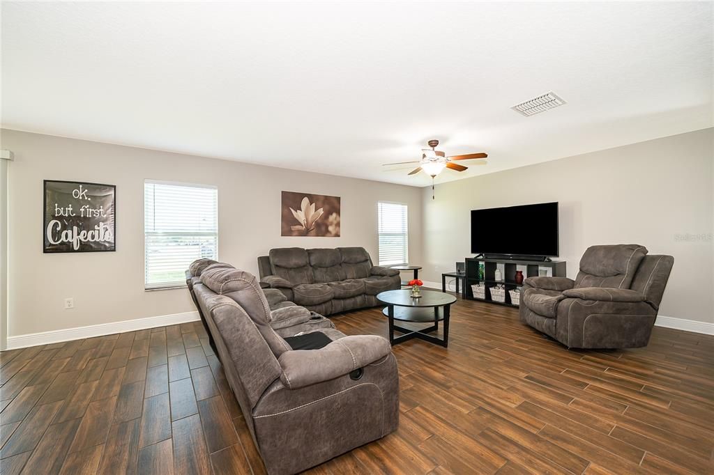 For Sale: $420,000 (3 beds, 2 baths, 1899 Square Feet)