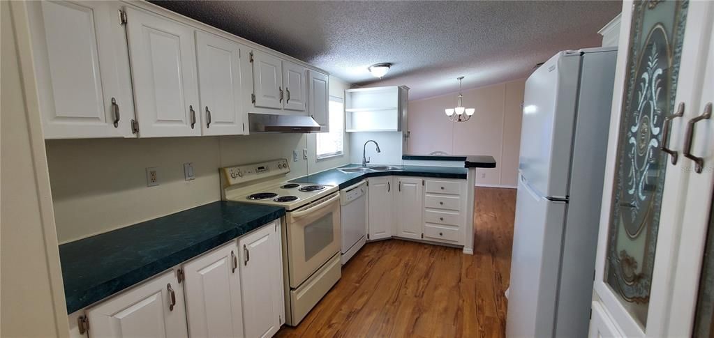 For Sale: $249,900 (3 beds, 2 baths, 1296 Square Feet)