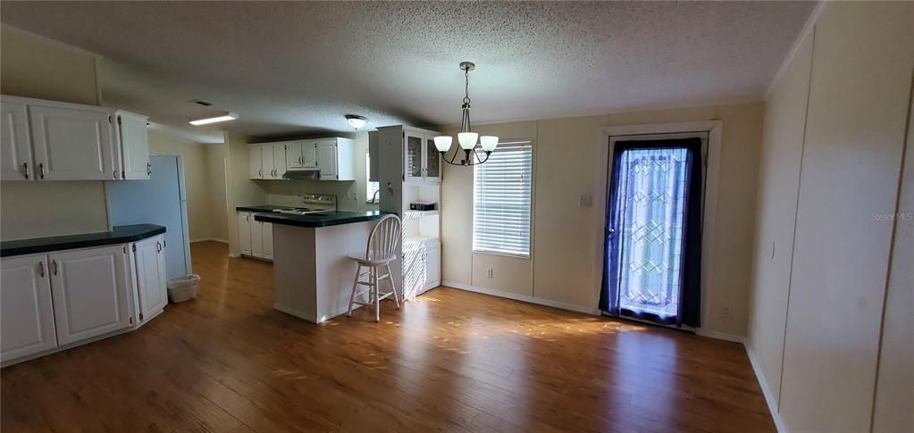 For Sale: $249,900 (3 beds, 2 baths, 1296 Square Feet)