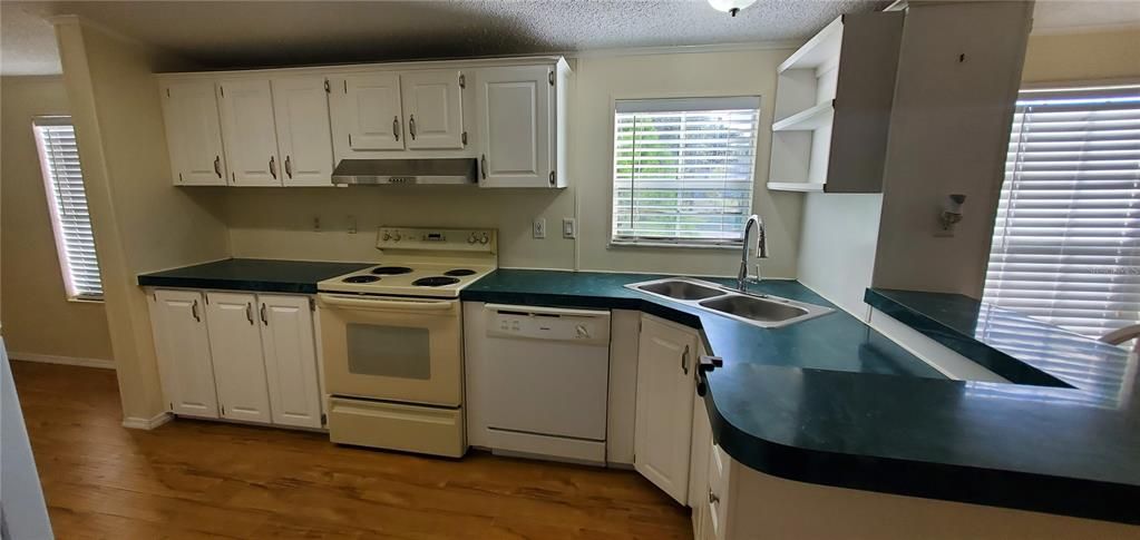 For Sale: $249,900 (3 beds, 2 baths, 1296 Square Feet)