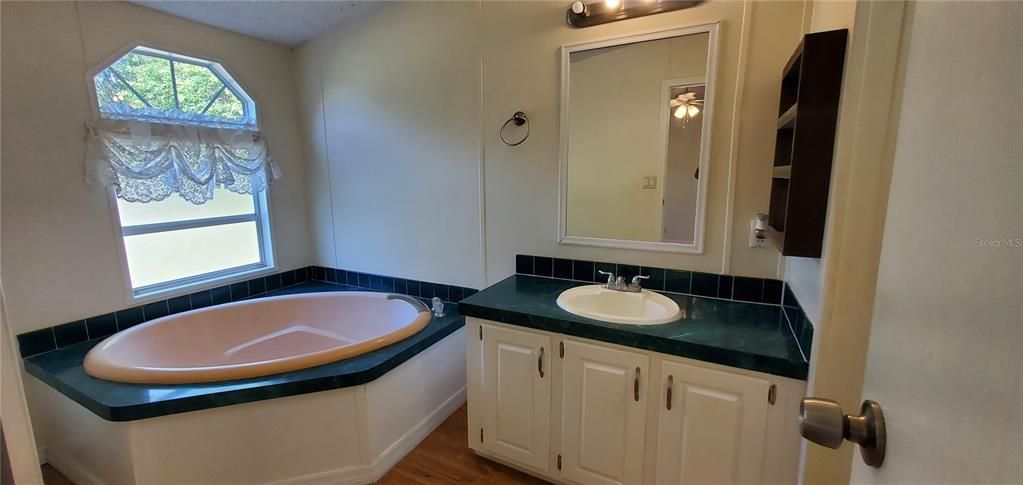 For Sale: $249,900 (3 beds, 2 baths, 1296 Square Feet)