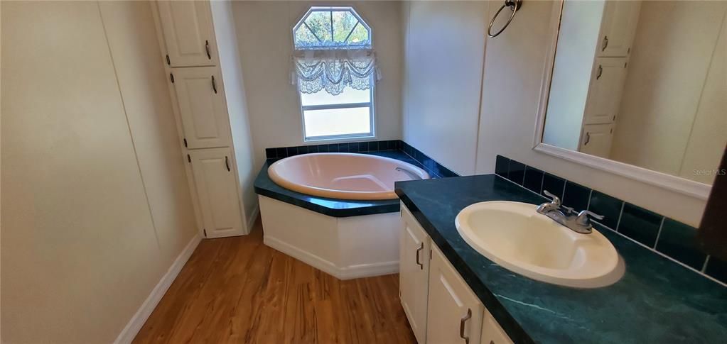 For Sale: $249,900 (3 beds, 2 baths, 1296 Square Feet)