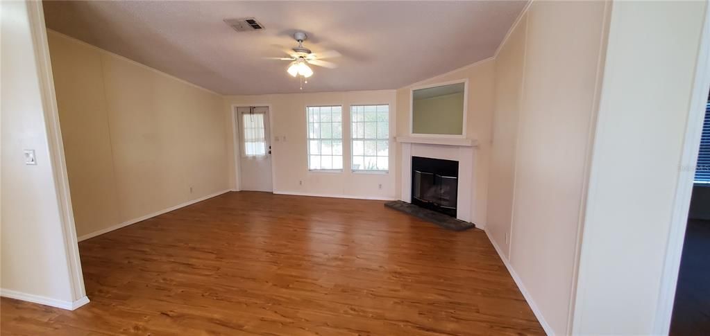 For Sale: $249,900 (3 beds, 2 baths, 1296 Square Feet)