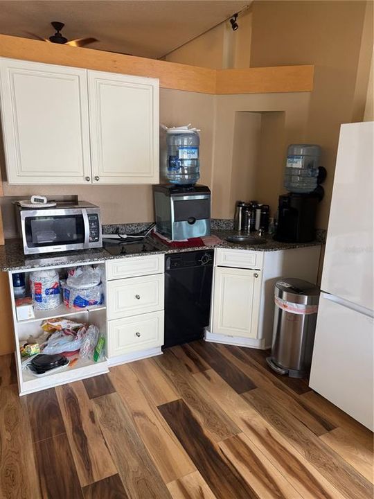 На продажу: $289,000 (3 спален, 1 ванн, 1640 Квадратных фут)