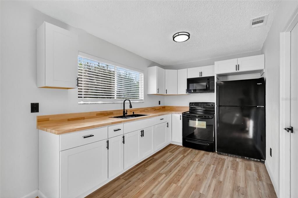 Под контрактом: $209,900 (3 спален, 2 ванн, 1004 Квадратных фут)