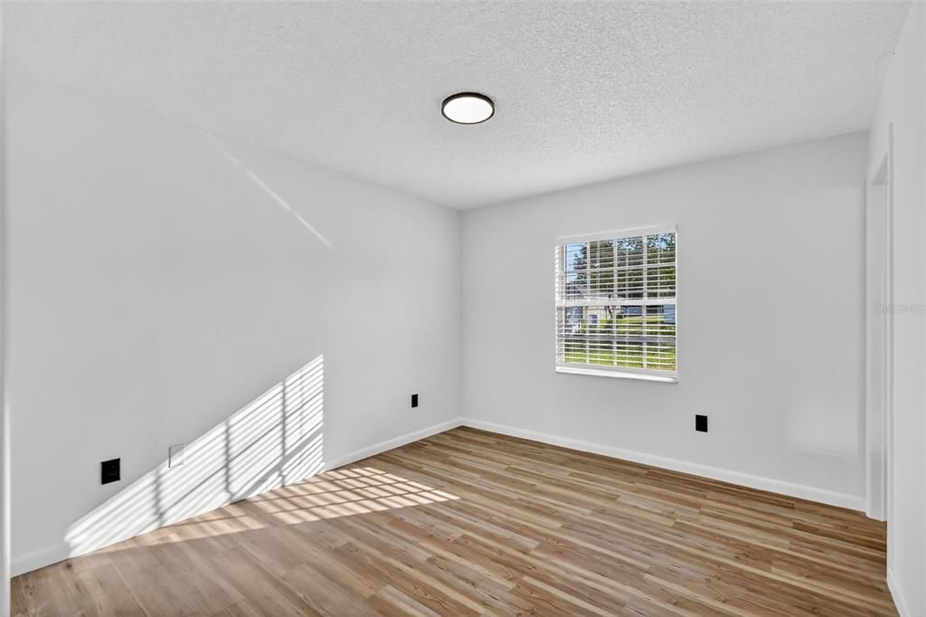 Под контрактом: $209,900 (3 спален, 2 ванн, 1004 Квадратных фут)