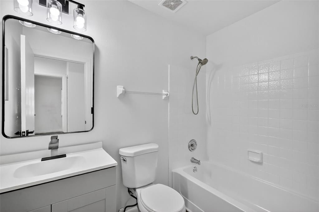 Под контрактом: $209,900 (3 спален, 2 ванн, 1004 Квадратных фут)