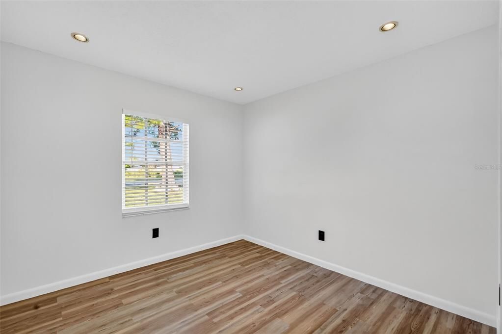 Под контрактом: $209,900 (3 спален, 2 ванн, 1004 Квадратных фут)