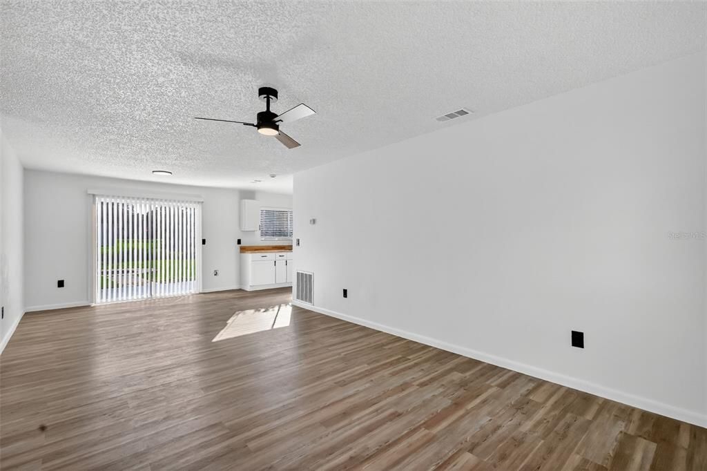 Под контрактом: $209,900 (3 спален, 2 ванн, 1004 Квадратных фут)