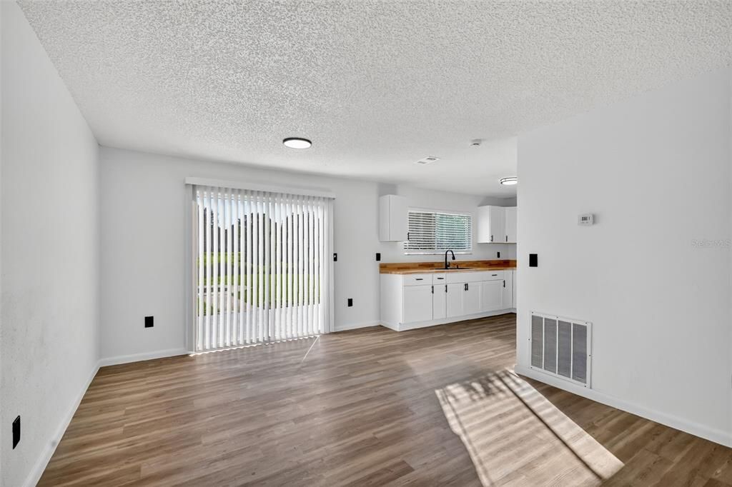 Под контрактом: $209,900 (3 спален, 2 ванн, 1004 Квадратных фут)