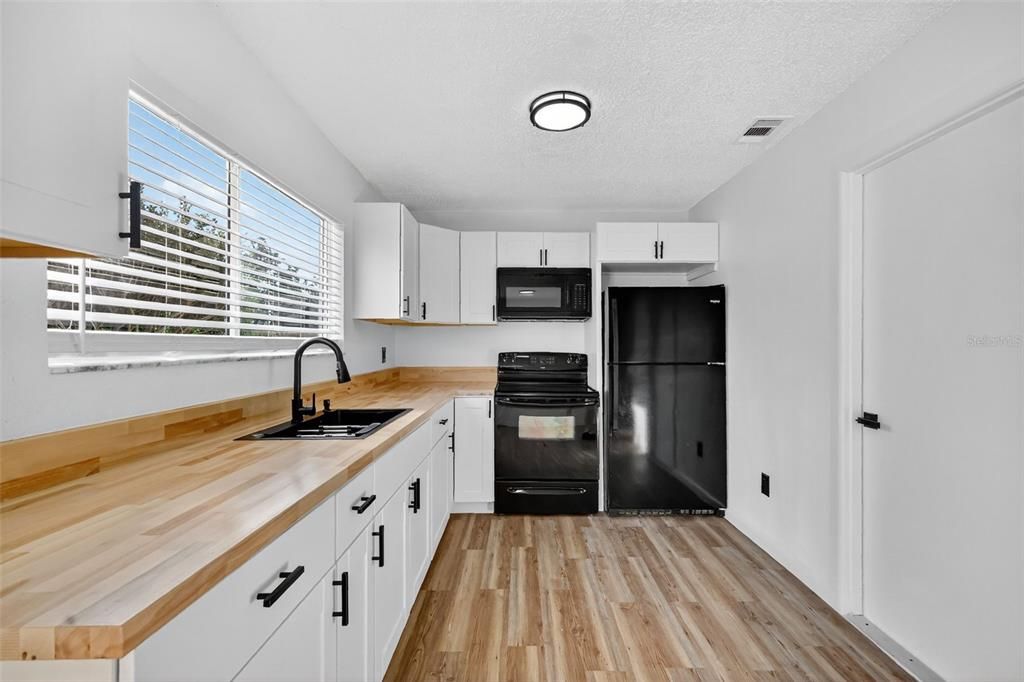 Под контрактом: $209,900 (3 спален, 2 ванн, 1004 Квадратных фут)