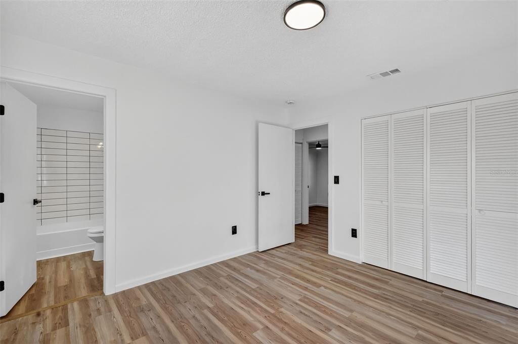 Под контрактом: $209,900 (3 спален, 2 ванн, 1004 Квадратных фут)