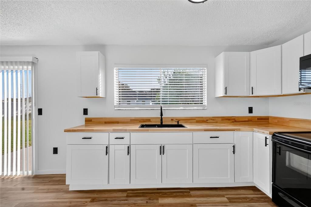 Под контрактом: $209,900 (3 спален, 2 ванн, 1004 Квадратных фут)