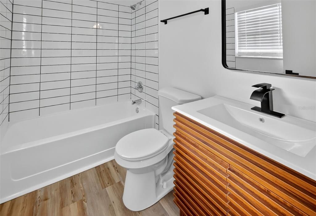 Под контрактом: $209,900 (3 спален, 2 ванн, 1004 Квадратных фут)