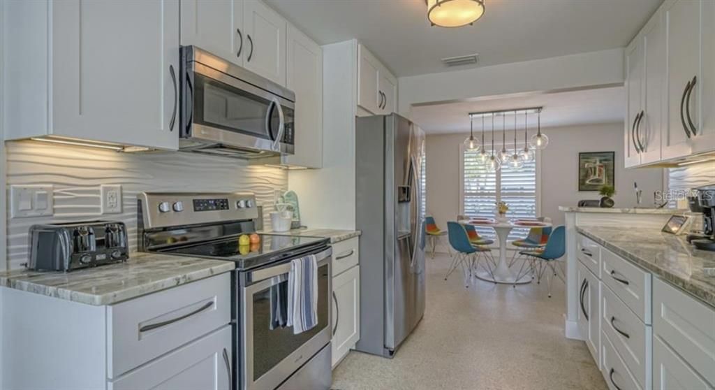 出租: $8,500 (3 贝兹, 2 浴室, 1386 平方英尺)