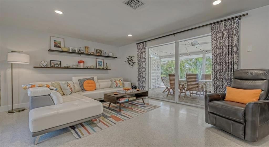 出租: $8,500 (3 贝兹, 2 浴室, 1386 平方英尺)