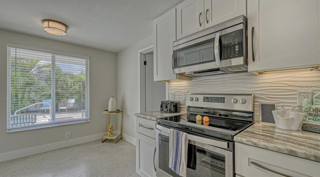 出租: $8,500 (3 贝兹, 2 浴室, 1386 平方英尺)