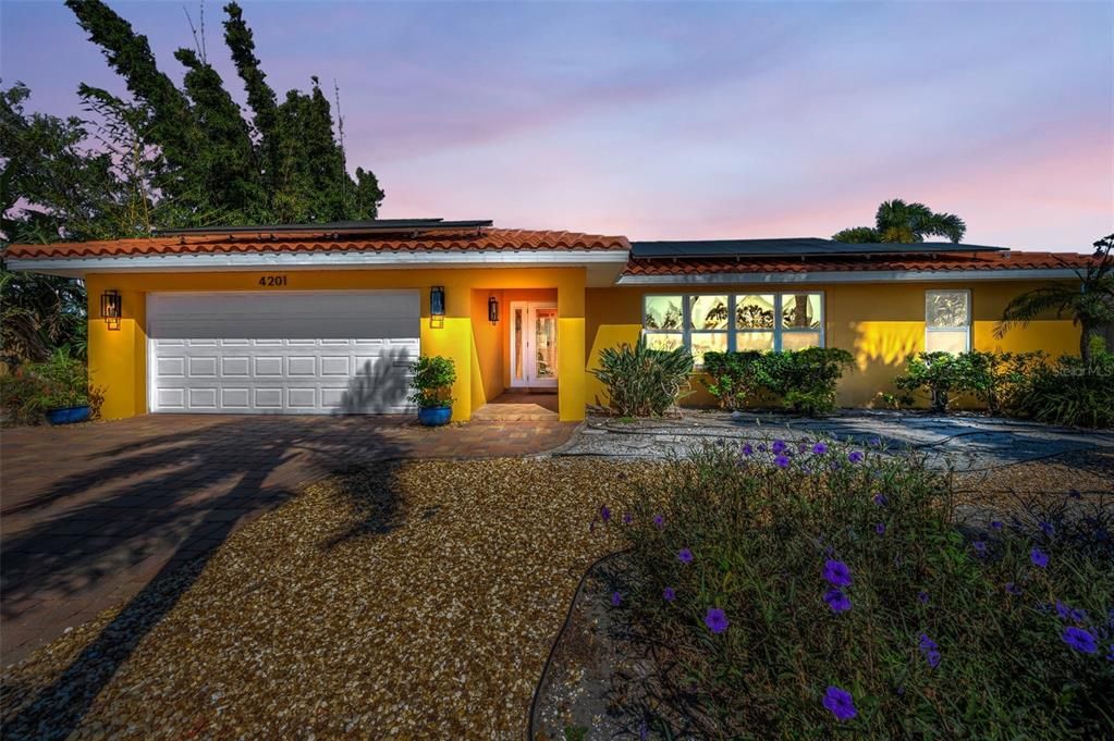 For Sale: $995,000 (3 beds, 2 baths, 2262 Square Feet)