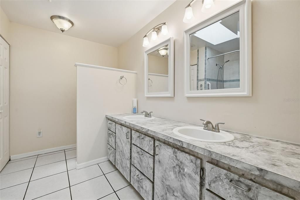 Activo con contrato: $355,000 (3 camas, 2 baños, 2128 Pies cuadrados)