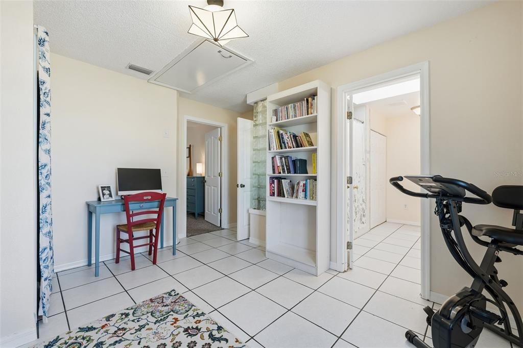 Activo con contrato: $355,000 (3 camas, 2 baños, 2128 Pies cuadrados)