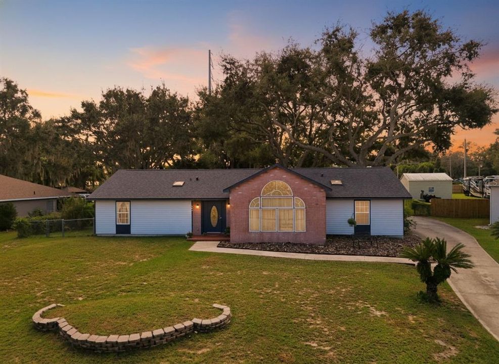 Activo con contrato: $355,000 (3 camas, 2 baños, 2128 Pies cuadrados)