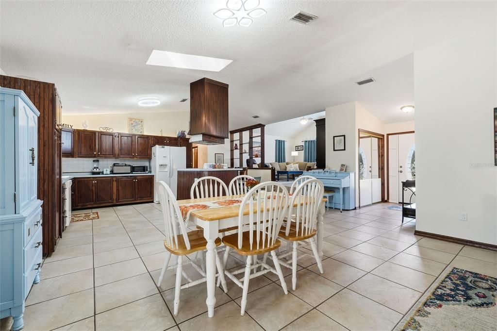 Activo con contrato: $355,000 (3 camas, 2 baños, 2128 Pies cuadrados)