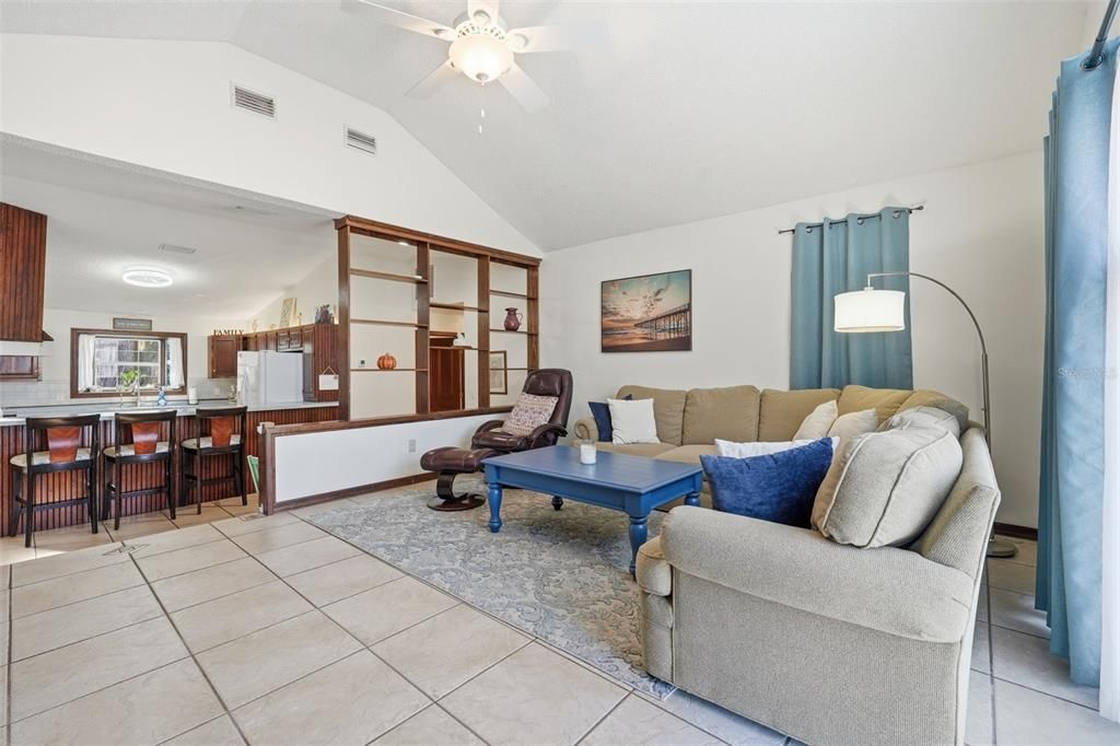 Activo con contrato: $355,000 (3 camas, 2 baños, 2128 Pies cuadrados)