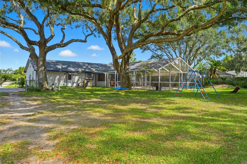 Activo con contrato: $355,000 (3 camas, 2 baños, 2128 Pies cuadrados)