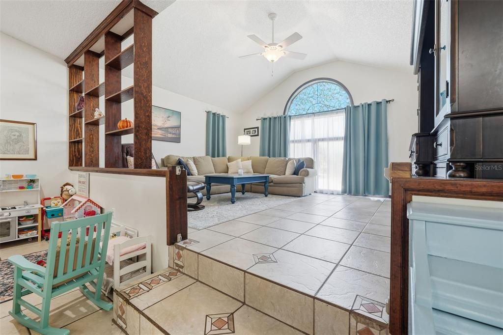 Activo con contrato: $355,000 (3 camas, 2 baños, 2128 Pies cuadrados)