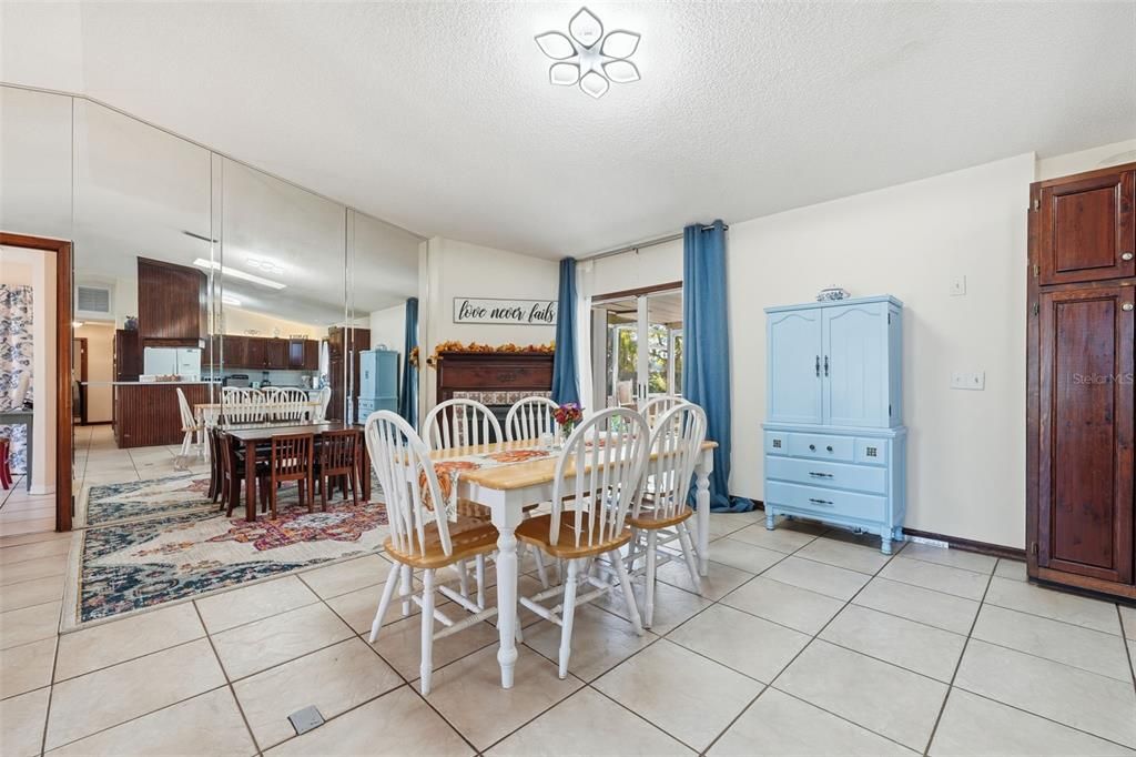 Activo con contrato: $355,000 (3 camas, 2 baños, 2128 Pies cuadrados)