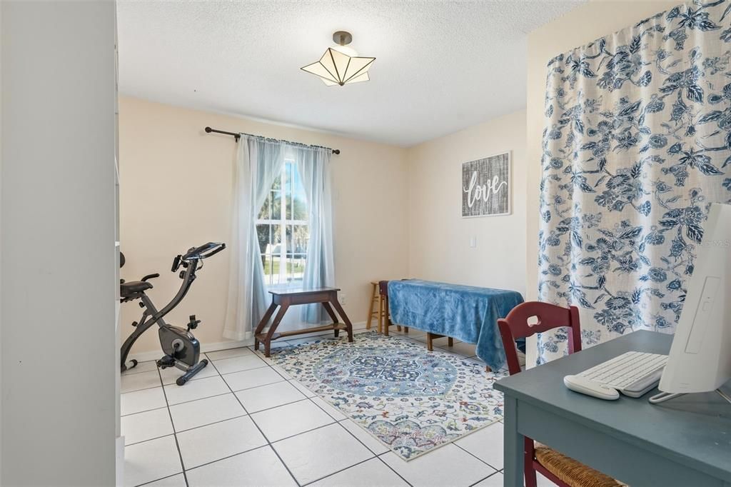 Activo con contrato: $355,000 (3 camas, 2 baños, 2128 Pies cuadrados)