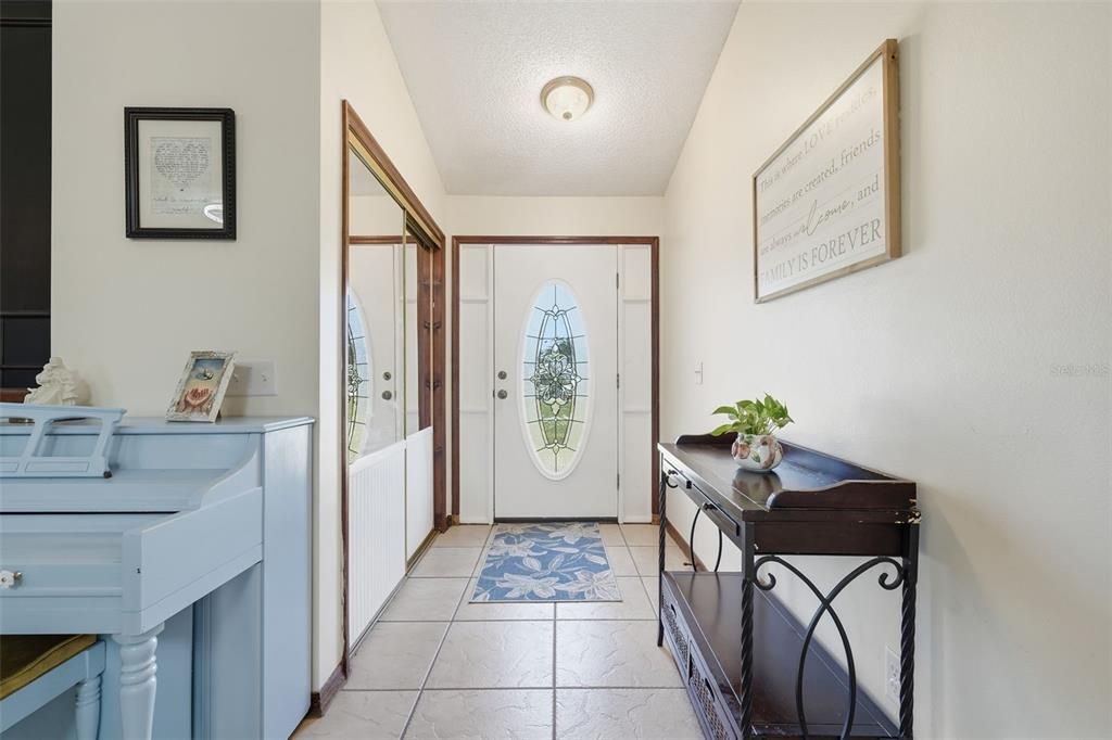 Activo con contrato: $355,000 (3 camas, 2 baños, 2128 Pies cuadrados)