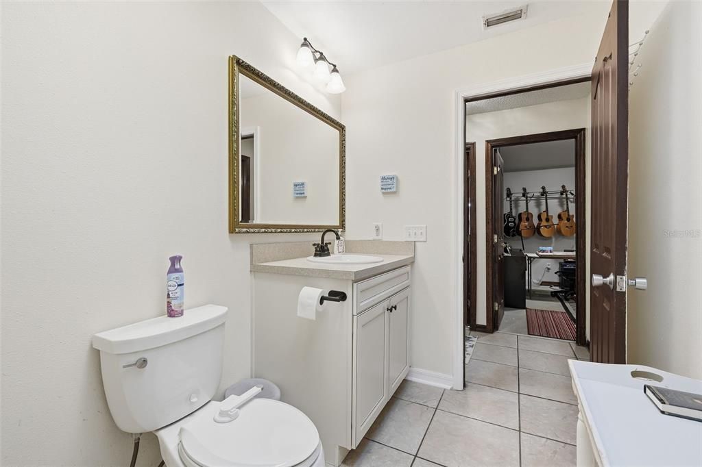 Activo con contrato: $355,000 (3 camas, 2 baños, 2128 Pies cuadrados)