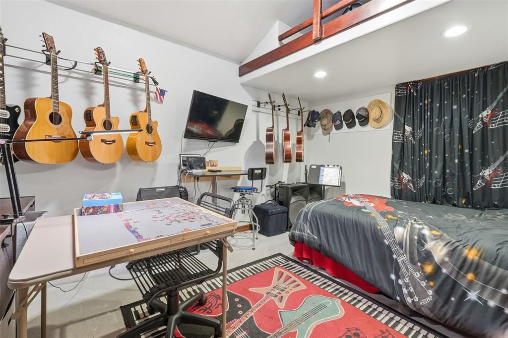 Activo con contrato: $355,000 (3 camas, 2 baños, 2128 Pies cuadrados)