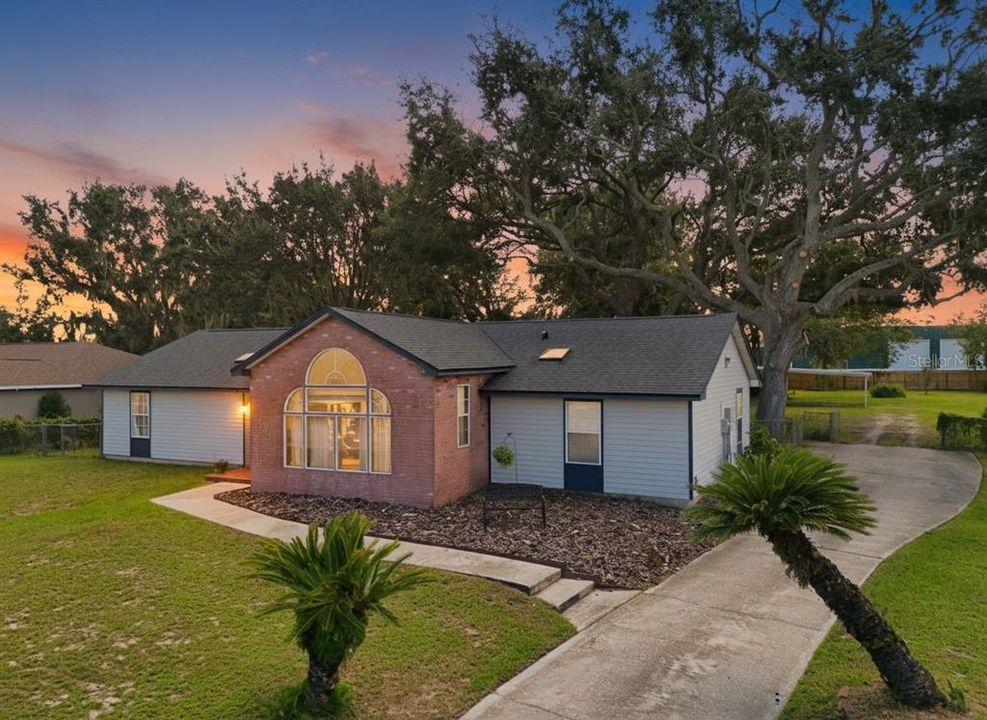 Activo con contrato: $355,000 (3 camas, 2 baños, 2128 Pies cuadrados)