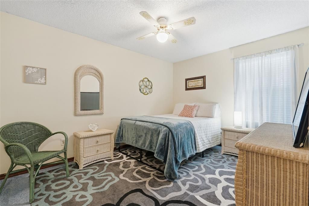 Activo con contrato: $355,000 (3 camas, 2 baños, 2128 Pies cuadrados)