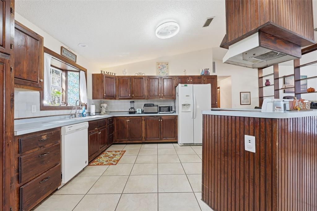 Activo con contrato: $355,000 (3 camas, 2 baños, 2128 Pies cuadrados)