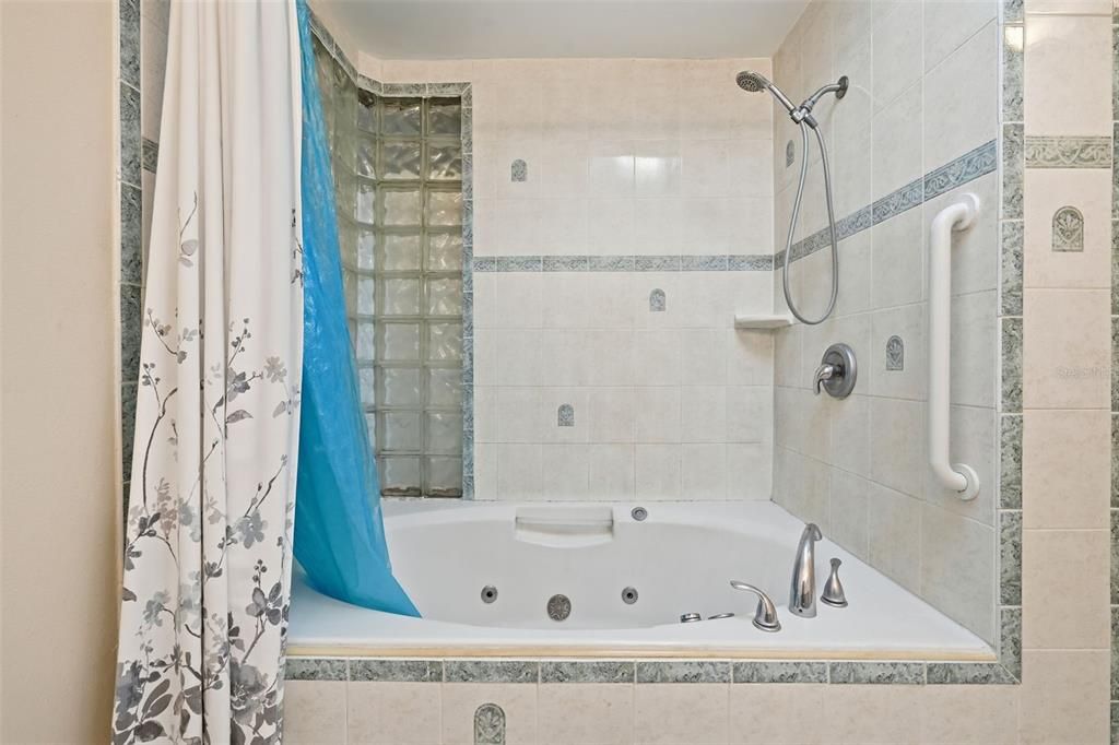 Activo con contrato: $355,000 (3 camas, 2 baños, 2128 Pies cuadrados)